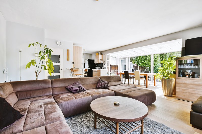 Sala de estar luminosa en una casa moderna de lujo