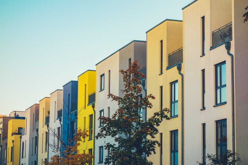 Varios edificios de colores com arboles al frente